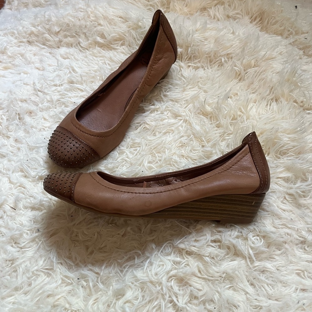 Lucky Brand tan low wedge ballerina heels sz8